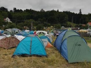 Kemp byl vybaven mobilními WC typu TOI TOI 8x, plastovými barely s označením užitková voda 3x. Stanujícím byly rozdávány plastové pytle na odpadky, které byly průběžně odváženy.