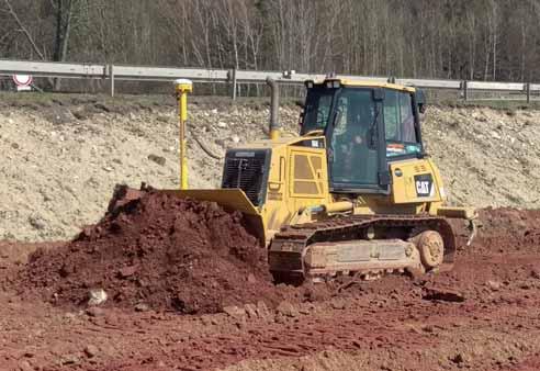 Pásový dozer CAT D6K XL provozní hmotnost 16,8 t objem radlice