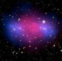 Zvětšit obrázek Další srážka kup galaxií. Tentokrát kupa MACS J0025.4-1222 ve vzdálenosti 5,7 miliard světelných let.