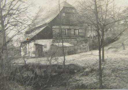 Okénko do historie Historická fotografie objektu, který se nachází v naší obci. Uhodnete, o který objekt se jedná? Breuerová Libuše Současnou podobu Vám přineseme v příštím čísle zpravodaje.