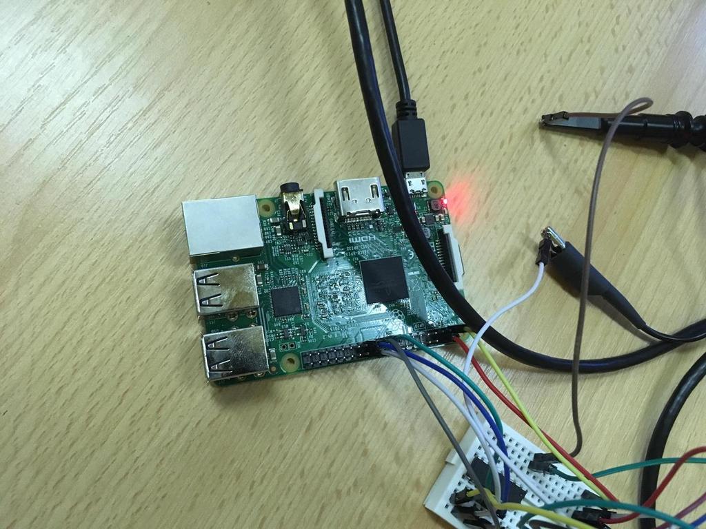 Raspberry Pi model 3B Raspberry Pi je malý jednodeskový počítač s deskou plošných spojů. V mém obvodu je Raspberry připojeno na micro USB portem na zdroj napájení.