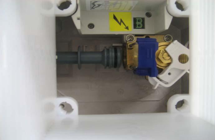 the grey pipe out of the valve 1a - twist the white plastic lock up right 1b - pull out the blue yoke to end stop 1c - force the grey pipe down out of the brass valve 1a 1b 1c 2 2a - poté zatlačit