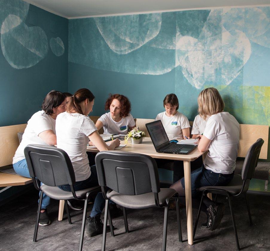 LIDÉ ORGÁNY ÚSTAVU Zakladatelé: Ing. Pavlína Furgaľáková Mgr. Gabriela Skružná Mgr. Kajetána Ternbachová Bc. Bohumila Urbanová Ředitelka: Ing. Pavlína Furgaľáková (do 31. 5. 2018) Bc.