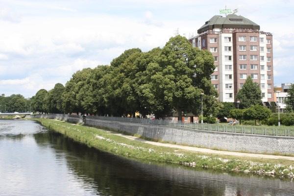 Protipovodňová ochrana města Strakonice (2011-2012) Účelem stavby bylo provedení protipovodňové ochrany v intravilánu města Strakonice na řece Otavě v délce 2035 m a řece Volyňce v