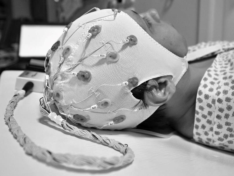 Obrázek 5: Ukázky EEG čepic pro skalpové měření, vlevo čepice s 30 elektrodami, vpravo systém s 256 elektrodami.