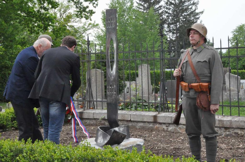 Pomník je věnován památce padlým v první světové válce, kteří pocházeli z Novohradska.