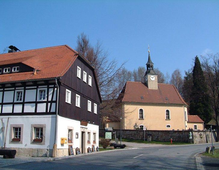 Foto: Lutz Maertens, Trendy64 Lückendorf Niederdorf: Kirche und Alte Schmiede Lückendorf Dolní