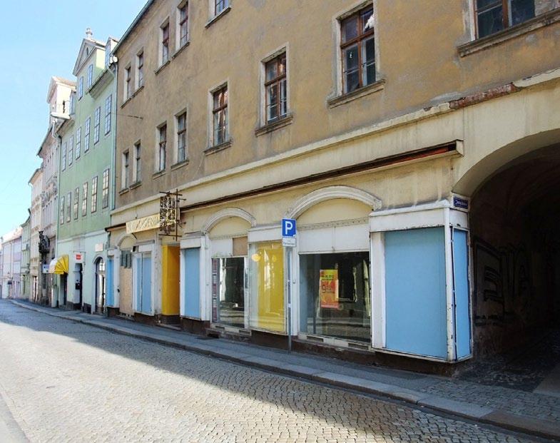 Die ehemalige Dresdner Bank dagegen, sucht mit postmodernen Zitaten und behutsame Gestaltung den gepflegten Kontakt mit den Nachbarn und dem Theatergässchen.