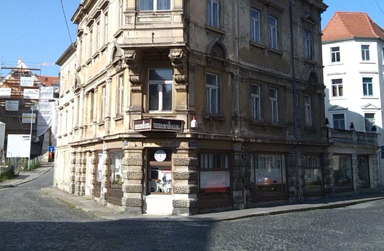 Prohlídky objektu se uskuteční v rámci otvírací doby. Objekt se opravuje. Doporučujeme vstup v pevné obuvi. Uhreninsel Dům Hodin Baderstraße 19 Nur im Rahmen der Führungen geöffnet.