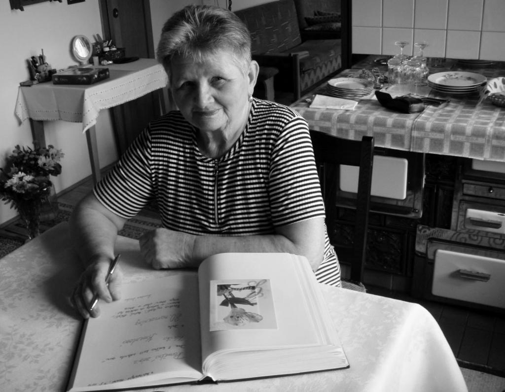 Rozlouèili jsme se Codlová Marie, (*1933) Kuèerová Valheida, (*1943) Šimeèková Jaroslava,(*1936) Paní Zdeòka Kmentová pøi podpisu pamìtní knihy Red.