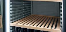 Kapitola: Chladničky s prosklenými a plnými dveřmi Side-by-Side Set Dřevěný rošt Sada side-by-side umožňuje jednoduchou konverzi dvou chladniček s prosklenými dveřmi do jedné dvoudveřové chladničky