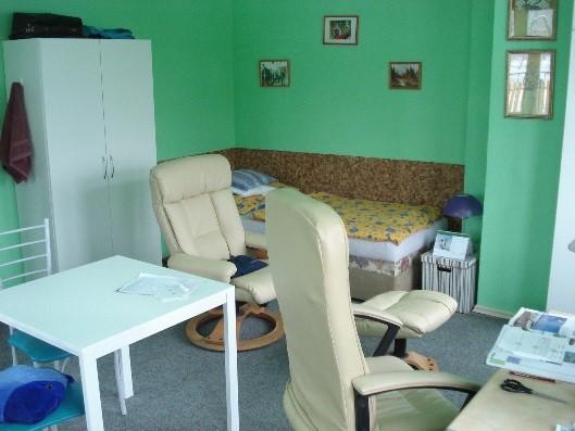 večeři a snídani. Pracovníci kladou důraz na samostatné rozhodování o věcech, které se každého z nich týkají.