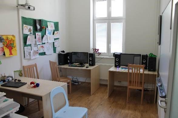 Rukodělné práce a keramika (2 pracovnice, Všebořice) práce s textilem (tkaní, šití, vyšívání) práce s papírem, korálkování, drátkování práce s polymerovými hmotami práce s přírodninami decoupage