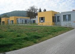 Klienti se podílí na celé řadě činností, od přípravy stravy, přes nákup surovin až po praní svého osobního prádla.