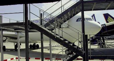 MEASTEP schodišťové mřížové rošty MEA jsou proto vždy vyrobeny s dvojitě děrovanou bezpečnostní nášlapnou hranou. Kromě zvýšené bezpečnosti tak získávají schodišťové stupně i větší stabilitu.