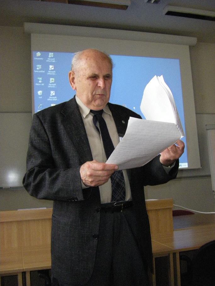 Prof. RNDr. František Kubíček, CSc. 90 let Na návrh uspořádat u příležitosti jeho 85. narozenin menší oslavu pan profesor Kubiček prý řekl, že to nestojí za to, oslavíme až devadesátku.