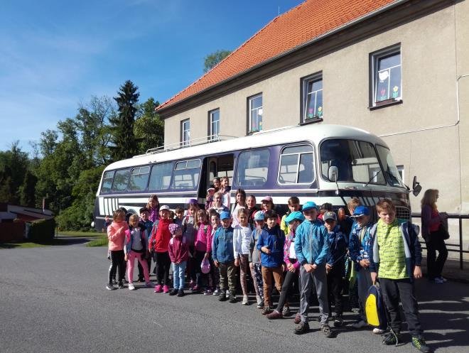 U školy jsme všichni nastoupili do starodávného autobusu, který nás odvezl do Sedlčan Domova seniorů. To byla jízda. Vystoupili jsme a šli k řetízáku a stánku s dobrotami.