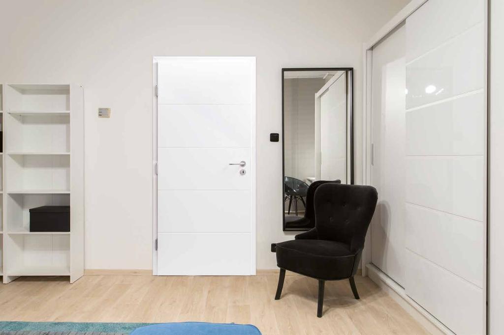 Exkluzivní bílé lakované dveře s vysoce odolným povrchem - záruka 5 let. Hladké nebo s decentním horizontálním profilováním.
