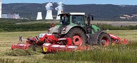 shodí na řádek šnekovými dopravníky, zrno nepropadá, ale dopravník ho hrne i s materiálem, takže zůstane v hmotě. Je to pro nás nová zkušenost a musím říct, že výborná.