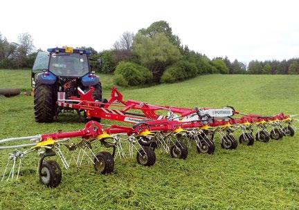 10010 L jezdí s traktorem 300 k a je schopen odvážet z pole až 19 tun silážní kukuřice.