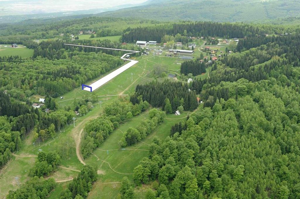 Parkoviště P3 je vzdálené 750m od centra závodu. Rozprava. V 11:30 hodin proběhne poučení závodníků. Start.