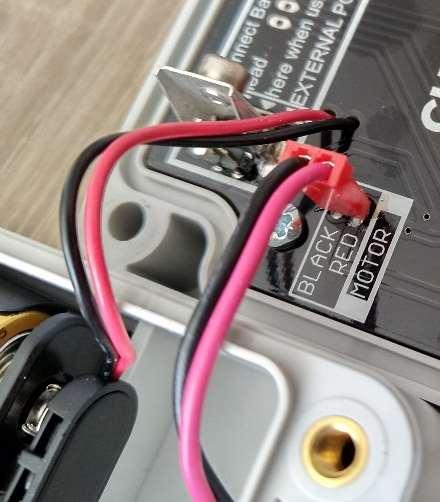 Přišroubování horního krytu ovládací skříňky 1. Propojte kabely elektromotoru (červený/černý) s horním krytem ovládací skříňky.