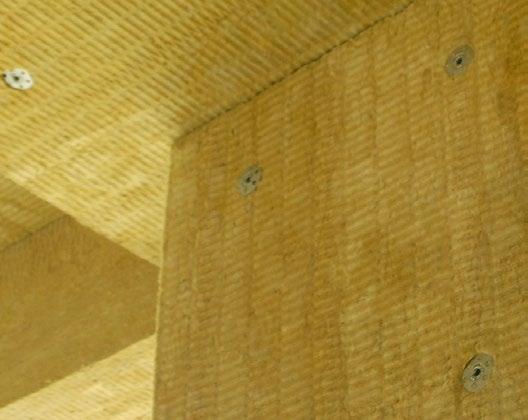 STROROCK G NOVINKA SYSTÉM BETA-ROCK Lamelová deska z kamenné vlny se zkosenými vnějšími hranami a povrchovou úpravou nástřikem pro tepelnou izolaci stropů.