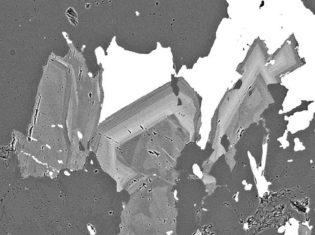 160 Bull Mineral Petrolog 27, 1, 2019 ISSN 2570-7337 (print); 2570-7345 (online) pravidelná zrna o velikosti do 05 mm či jejich agregáty a tenké žilky o rozměrech 20 1 μm Často srůstají fáze stříbrem