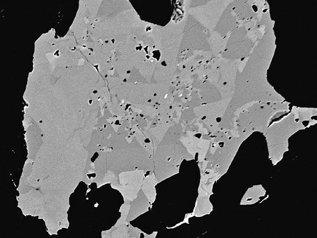 podřadným zastoupením karbonátů, ve které jsou makroskopicky patrné až přes 1 cm velké, jemně zrnité agregáty antimonitu, drobná zrna a idiomorfní krystaly pyritu a arsenopyritu o velikosti do 2 mm