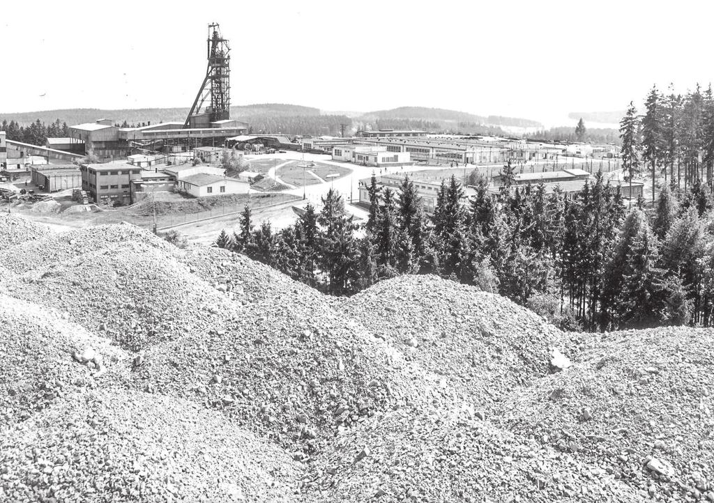 Zde se těžba přesouvala do nejbohatší středové části ložiska, pásma dlouhého asi 11 km mezi Lešeticemi a Bytízem. V dubnu 1957 se rozhodlo o hloubení nových jam č. 16 a č.