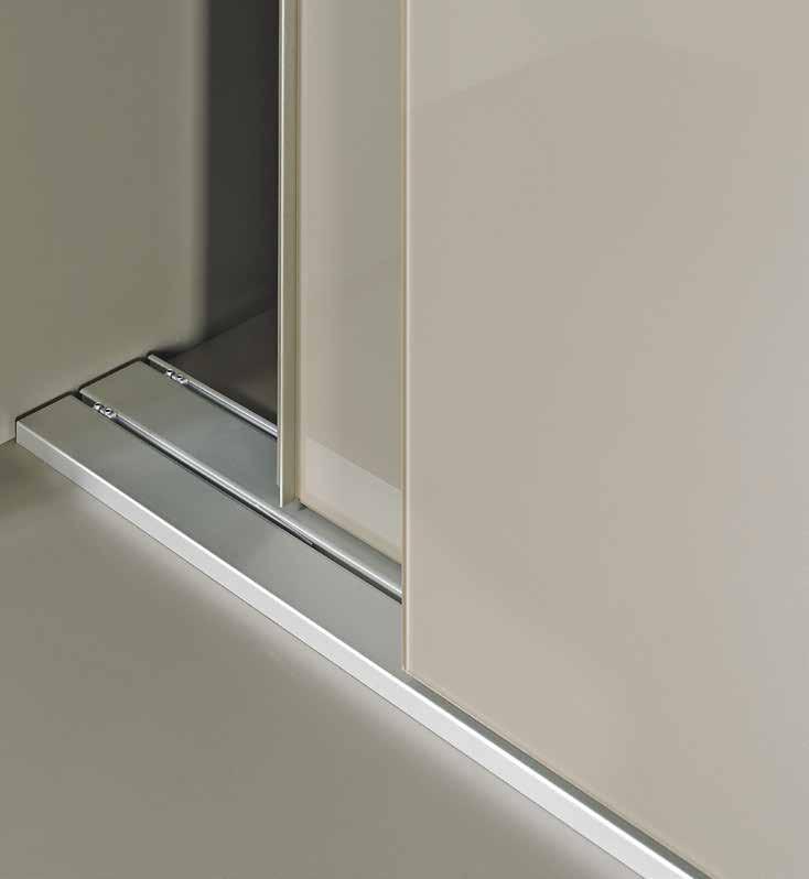 SlideLine M: vložené dveře SlideLine M vložené dveře ve výklenku mezi pracovní deskou a horními skříňkam S kováním SlideLine M pro vložené dveře lze snadno vytvořit
