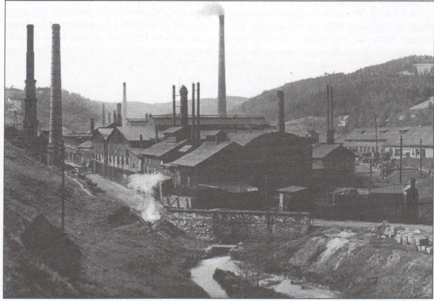 Směrem k Praze leží město Komárov u Hořovic, jehož železárny patřily k nejstarším železárnám v Podbrdsku, v nichž se výroba a zpracování železa udržely nepřetržitě od středověku do současnosti.
