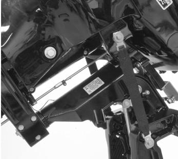 FUNKCE A OVLÁDACÍ PRVKY FUNKCE STŘEDICÍCH ŘEMENŮ PROKICKER Středicí řemeny ProKicker (jsou-li ve vývě) centrují přívěsný motor zrňují jeho otočení, když je nklopený nhoru.