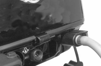 Pokyny před nstrtováním motoru PROVOZ 1. Připojte k přívěsnému motoru plivové potruí z přídvné plivové nádrže.