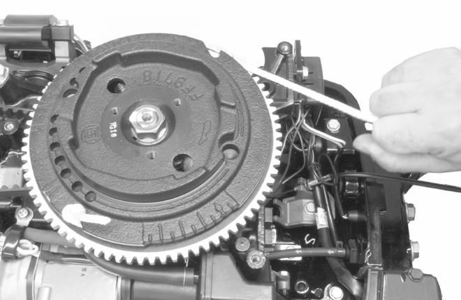 3. Odstrňte uschovejte železo zjišťující sestvu nvíjení strtéru. Odstrňte sestvu nvíjení strtéru přesuňte ji n strnu. PROVOZ 31984 - Sestv nvíjení strtéru 4.