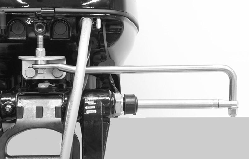ÚDRŽBA Mznice lnk řízení (je-li ve vývě) - Ntočením přívěsného motoru zcel zsuňte konec lnk řízení do konce nklápěcí truky přívěsného motoru. Mznicí nmžte lnko řízení.