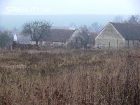 Obecní voda a plyn v dosahu cca 100 m, kanalizace není, elektřina na okraji pozemku. Inzerovaná cena : 93,- Kč/m 2 2. Stavební pozemek v k.ú. Lančov, okr.