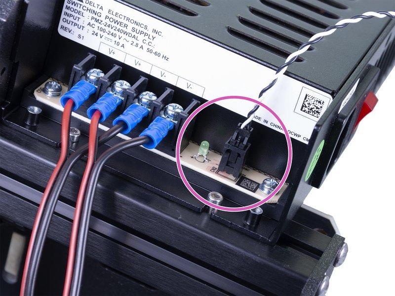 Step 33 Kabel Power panic a kryt na zdroji Vezměte Power panic kabel a připojte ho do konektoru na zdroji. Oba konce kabelu jsou stejné.