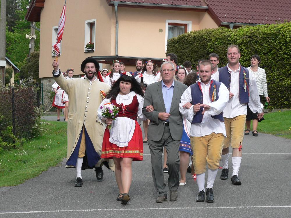 Díky všem tanečníkům a tanečnicím, našim májovníkům, proběhly v sobotu 13.5. 2017 Staročeské máje.