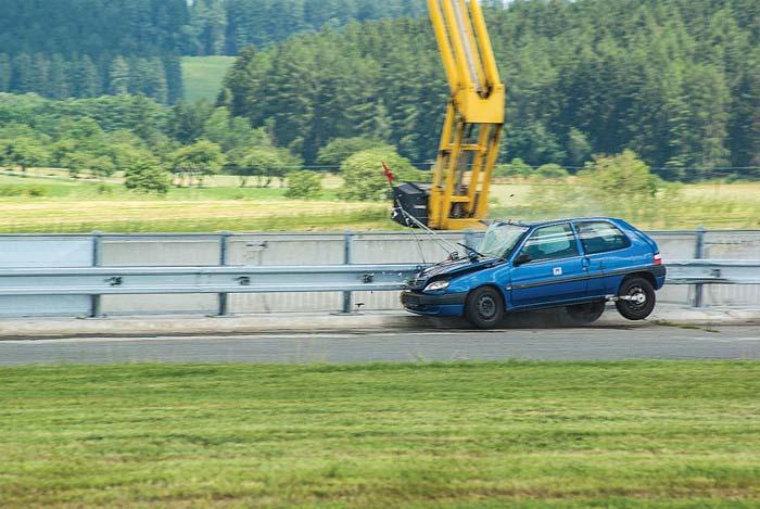 Byl zaveden bilineární pracovní diagram materiálu s kinematickým zpevněním a možností přetržení materiálu při překročení dovolené tažnosti.