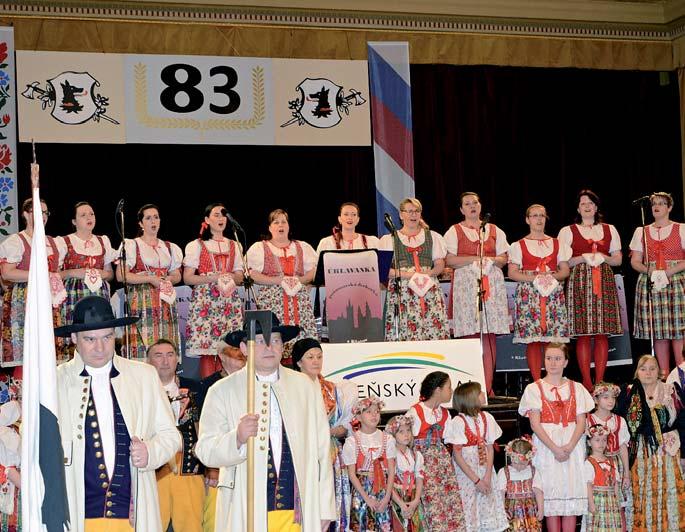 Dívčí pěvecký sbor Canzonetta při slavnostním zahájení 83. pošumavského věnečku Hejtman Josef Bernard přistoupil k mikrofonu v plzeňském kroji 83.