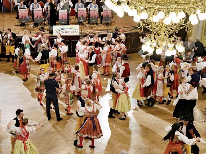 SPOLEK RODÁKŮ A PŘÁTEL CHODSKA A POŠUMAVÍ PSOHLAVCI V PRAZE Krojovaní přeměnili taneční parket v pestrou paletu barev Děti jsou budoucností krajanského spolku SLAVNÁ