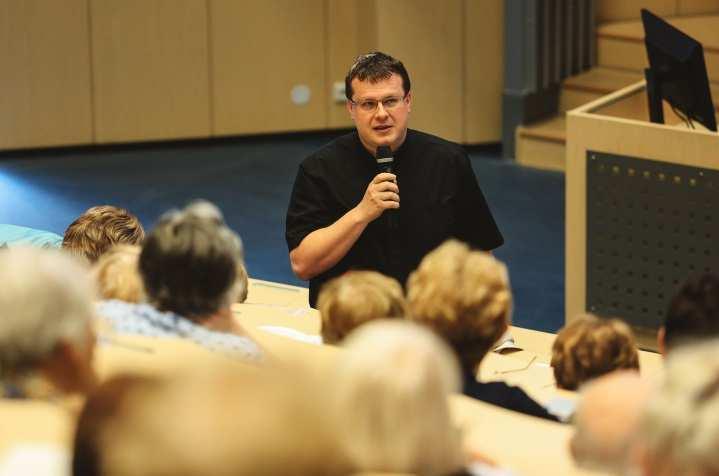 vzdělávání zaměstnanců univerzity prezenční i distanční