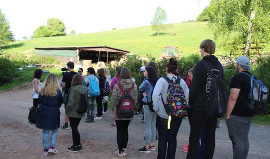 ekofarmy nebo k výrobcům biopotravin v okolí školy a do třetice skrze praktické vaření z biopotravin pod vedením externího profesionálního kuchaře.