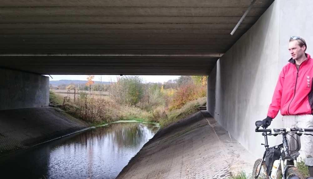 Připojení v trase bývalé polní dráhy Komfortnější možností napojení cyklostezky na stávající městskou síť je u soutoku Lulečského a Rostěnického potoka u rybníka Kačenec I, kolem jehož severního