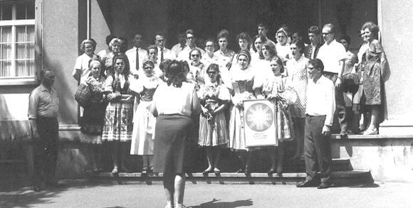 Příprava na vystoupení Do přiděleného sálu jsme vyložili naše rekvizity. Začala velká práce s jejich montáží. Pomocníků však bylo hodně.