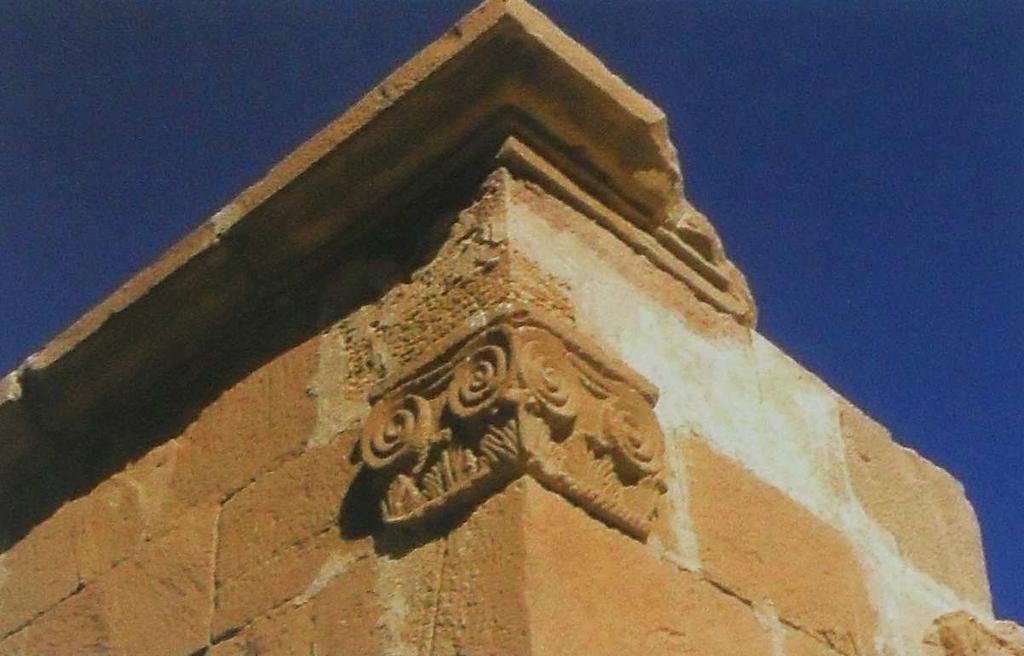 27. Mauzoleum Watwat, detail hlavice pilastru iónského
