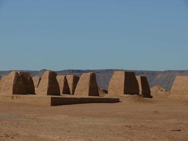 Pyramidální hrobky různých typů na lokalitě Al-Hattia.