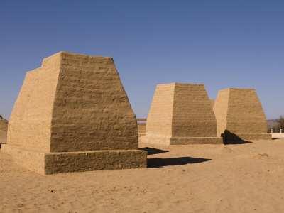 Rekonstruované pyramidální hrobky na pohřebišti Al-Hattia, 1.-5. st.