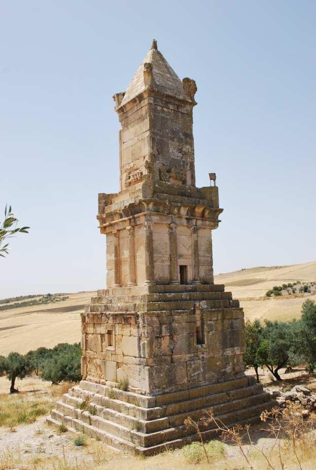 63. Numidské věžovité mauzoleum na tuniské lokalitě